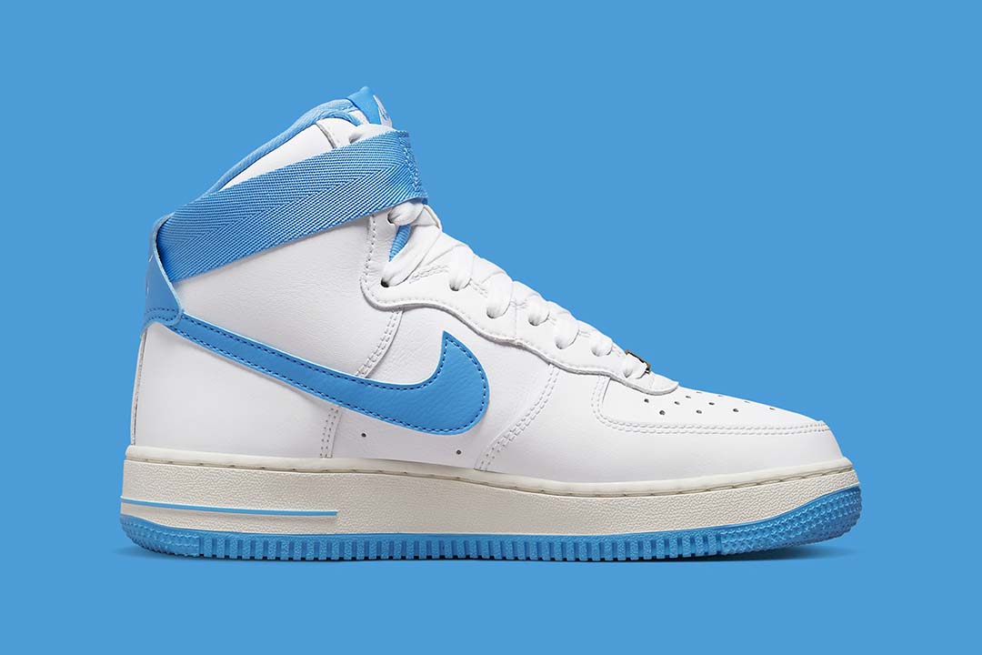 Nike-Air-Force-1-High-OG-QS-University-Blue-W-3.jpg